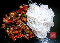 Illustration of how to make noodles with double pepper and pork 7