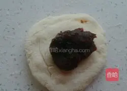 Tuanyuanyuan: Illustration of how to make golden steamed buns 7