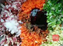 Illustration of how to make carrot and mutton dumpling fillings 6
