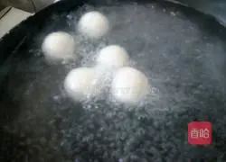 Illustration of making sesame and pine nut glutinous rice balls 14