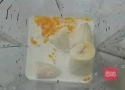 Illustration of how to make banana milk egg pancake 2