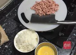 Illustration of how to make sausage and egg fried rice 2