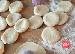 Illustration of how to make purple sweet potato blossom steamed buns 4