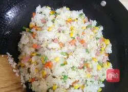 Illustration of how to make colorful fried rice 8