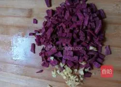 Illustration of how to make black glutinous rice glutinous rice dumplings with sesame filling and boiled purple sweet potato sweet wine eggs 2