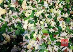 Illustration of how to make vegetarian dumpling fillings 7