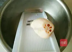 Illustration of how to make lotus root meat dumpling stuffing 10