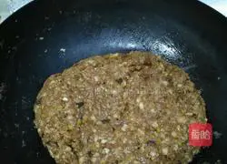 Illustration of how to make pork and fennel dumplings 5