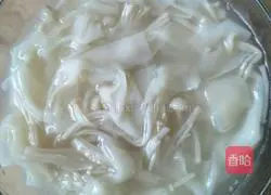 Illustration of how to make sour soup wonton wrappers 7
