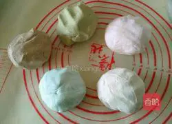 Illustration of how to make homemade colorful glutinous rice balls 5