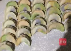 Illustration of how to make rainbow dumplings 4