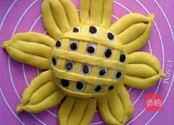 Illustration of how to make sunflower buns 11