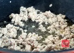 Illustration of how to make noodles with mushroom meat sauce 5