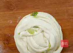 Illustration of making five-spice green onion pancake 9