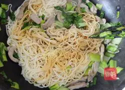 Illustration of how to make stir-fried noodles with shredded vegetables and pork 12