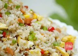 Illustration of how to make colorful ham fried rice 9