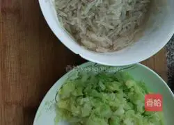 Illustration of how to make pork, cabbage and vermicelli buns 7