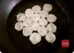 Illustration of how to make Yuanbao dumplings 17
