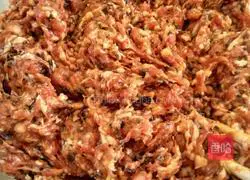 Illustration of how to make fungus meat wontons 8