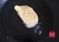 Illustration of how to make egg steamed bun slices 9