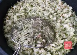 Illustration of how to make Sophora japonica dumplings 3