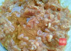 Illustration of how to make wonton stuffing 3