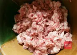 Illustration of how to make pork and celery dumplings 1