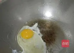 Illustration of how to make sauerkraut fried rice 3