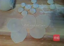 Illustration of how to make eggplant stuffed dumplings 10