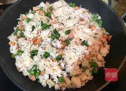 Illustration of how to make ham sausage and asparagus fried rice 6