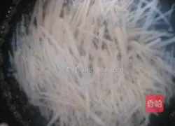 Illustration of how to make shredded potato and egg burritos 9