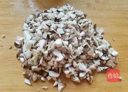 Illustration of how to make pork and mushroom dumpling stuffing 3