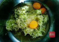 Illustration of how to make black bean noodles, zucchini and egg pancakes 3