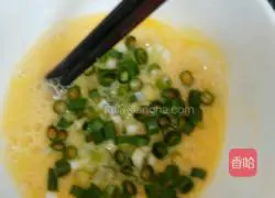 Illustration of how to make green bean sprouts and egg fried rice 6