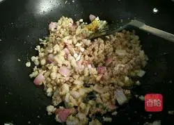 Illustration of how to make meat sauce fried rice 6