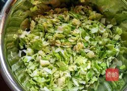 Illustration of how to make cabbage, shrimp skin and pork dumplings 2