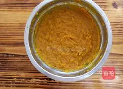 Illustration of how to make pumpkin pattern steamed buns 1