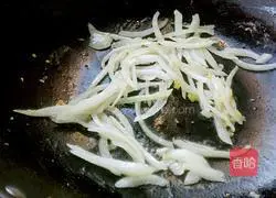 Illustration of how to make fried noodles with tomatoes and onions 9