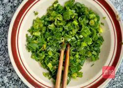 Illustration of how to make scallion pancakes 1