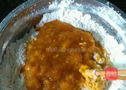 Illustration of making lotus paste pumpkin cake 4