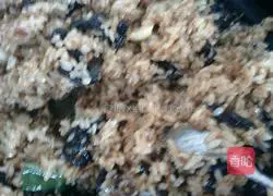 Illustration of how to make chili and fungus fried rice with soy sauce 3