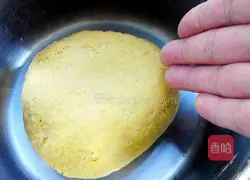 Illustration of how to make pumpkin bean noodle steamed buns 7