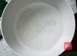 Illustration of how to make steamed buns with spinach juice, brown sugar and black sesame filling 4