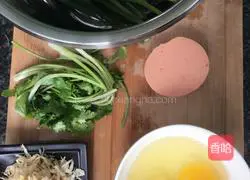 Illustration of how to make leek, egg and shrimp skin dumplings 1