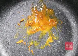 Illustration of how to make curry ham and egg fried rice 3