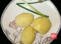 Illustration of how to make golden potato shredded pancake 1