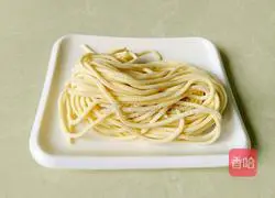 Illustration of how to make noodles with chili oil 1