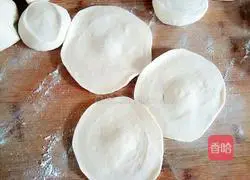 Illustration of how to make three fresh stuffed buns 10