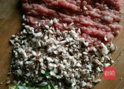 Illustration of how to make mushroom and shrimp wontons 3