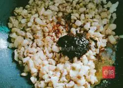 Illustration of how to make fried buns stuffed with beans and meat 10